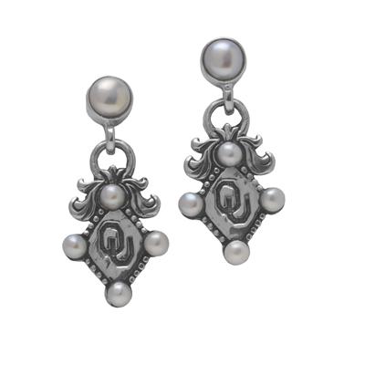 OU pearl earrings in sterling silver.                                                                                                                                                                                                                     