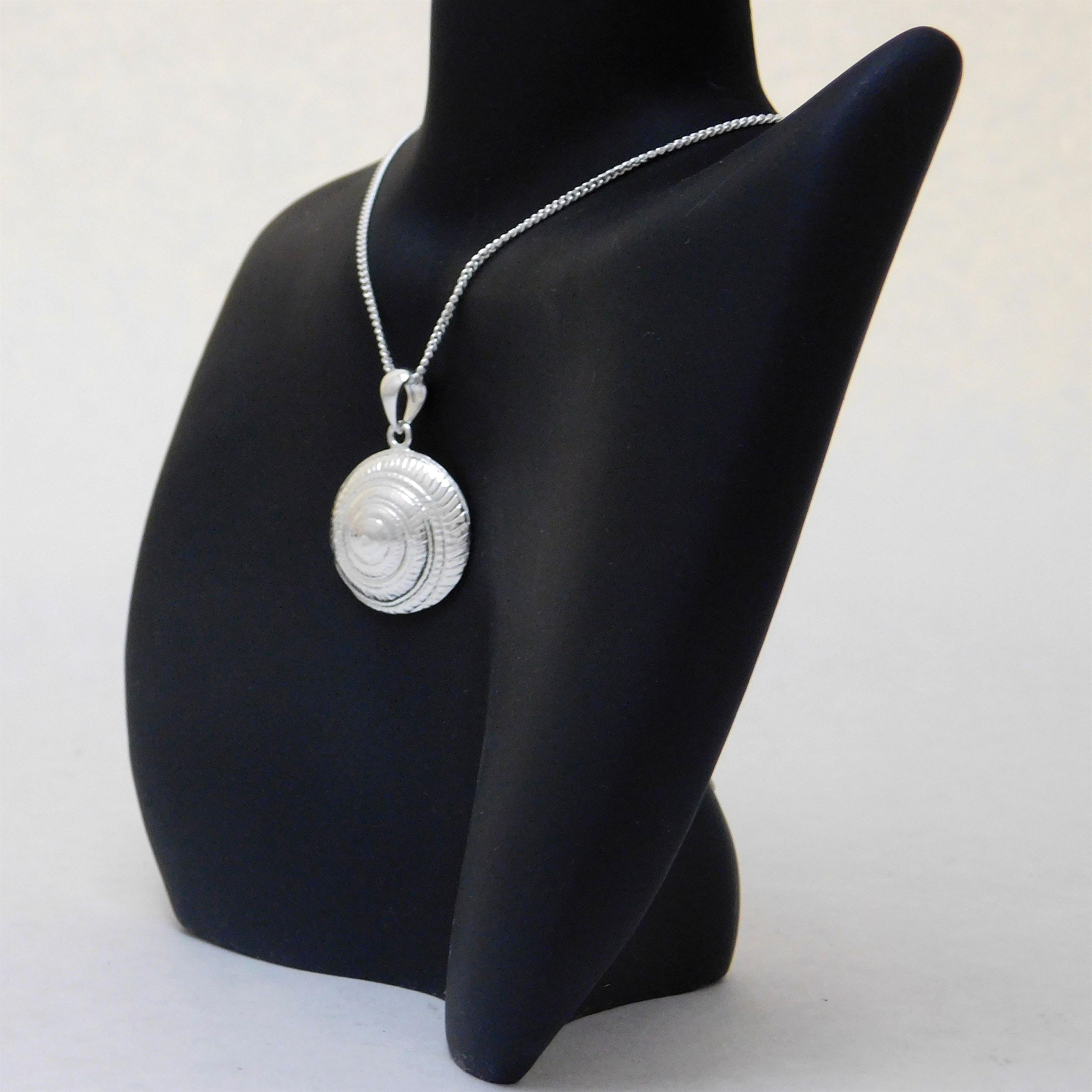 Silver round disc shell necklace pendant.                                                                                                                                                                                                                 